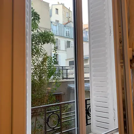 Paris: Luminous And Cozy Apartment